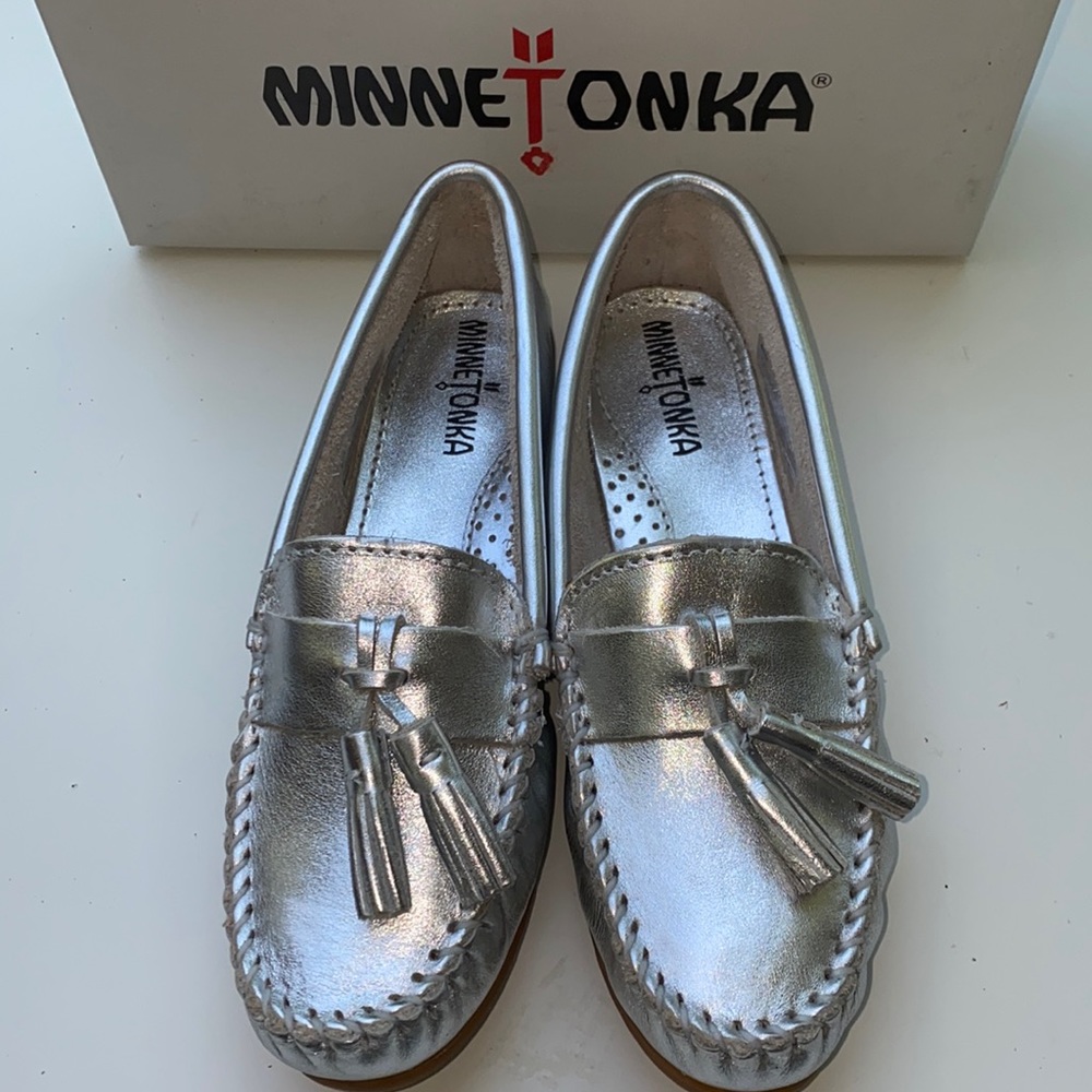 AUTH NIB Minnetonka Grace Leather Moc Silver
